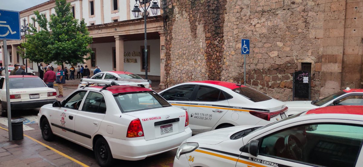 Trabajadores del volante, taxistas se manifiestan al exterior de las oficinas del Ayto y de la Policia de Morelia, son de diferentes agrupaciones, se quejan de las constantes infracciones por parte de la corporación, en los llamados “Sitios” de ascenso y descenso de pasaje.