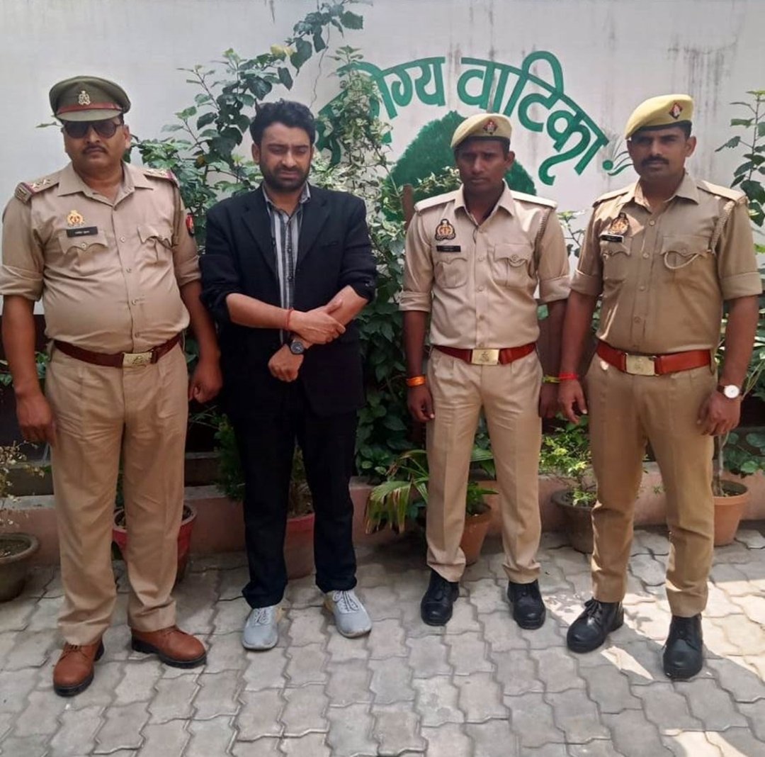 sachNO123's tweet photo. @AshvaniVaishna4 @CPRONCR @RailMinIndia @RailwaySeva @RPF_INDIA @rpfncr @GMNCR1
पर्दे के पीछे से CNB, GOY पर अपराधी चाचा भतीजा का साम्राज्य। टेंडर की टेंशन नहीं क्योंकि काम तो इन्हें ही मिलना है। कानपुर रेलवे प्रशासन तो हाथ की कठपुतली व RPF तो ऐसे है जैसे कसाई के हाथ में बकरा। https://t.co/YTbS8CG7z4