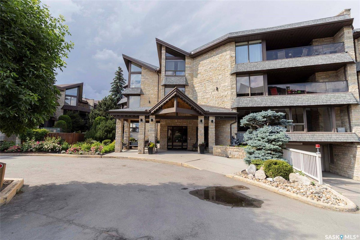 RynoStanek's tweet photo. Imagine sipping coffee on your own private deck, just steps from Market Mall. This 2 bed, 2 bath condo in Chalet Gardens offers a bright, functional space, in-suite laundry, underground parking, and peace of mind with secure access.Ideal for downsizers, or savvy investors! https://t.co/ZqdKZz9L0M