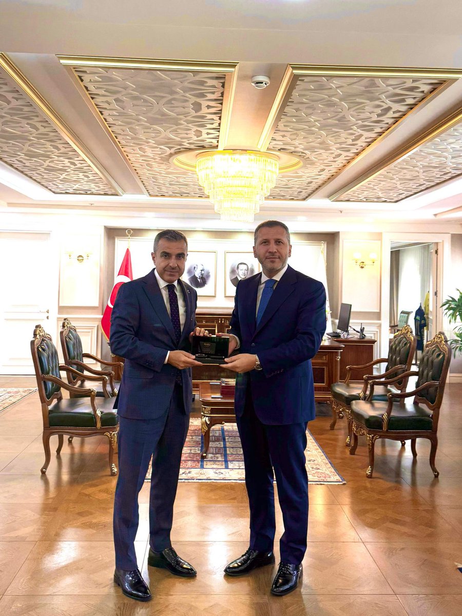 Beyoğlu Kaymakamımız, kıymetli abim Sayın A. Atakan Atasoy tarafından güzel niyetlerle şahsıma takdim edilen zarif kalem hediyesi ve nazik jestleri için kendilerine en kalbî şükranlarımı arz eder, bu ince düşünceleri için ayrıca teşekkür ederim.