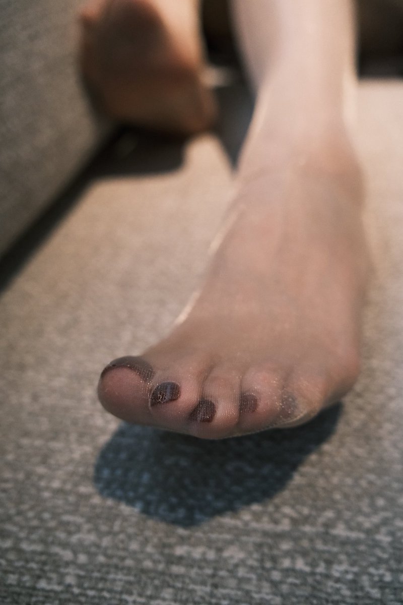 小狗，把狗脸贴上来 猛吸主人脚底的味道啊 ，爽不爽？