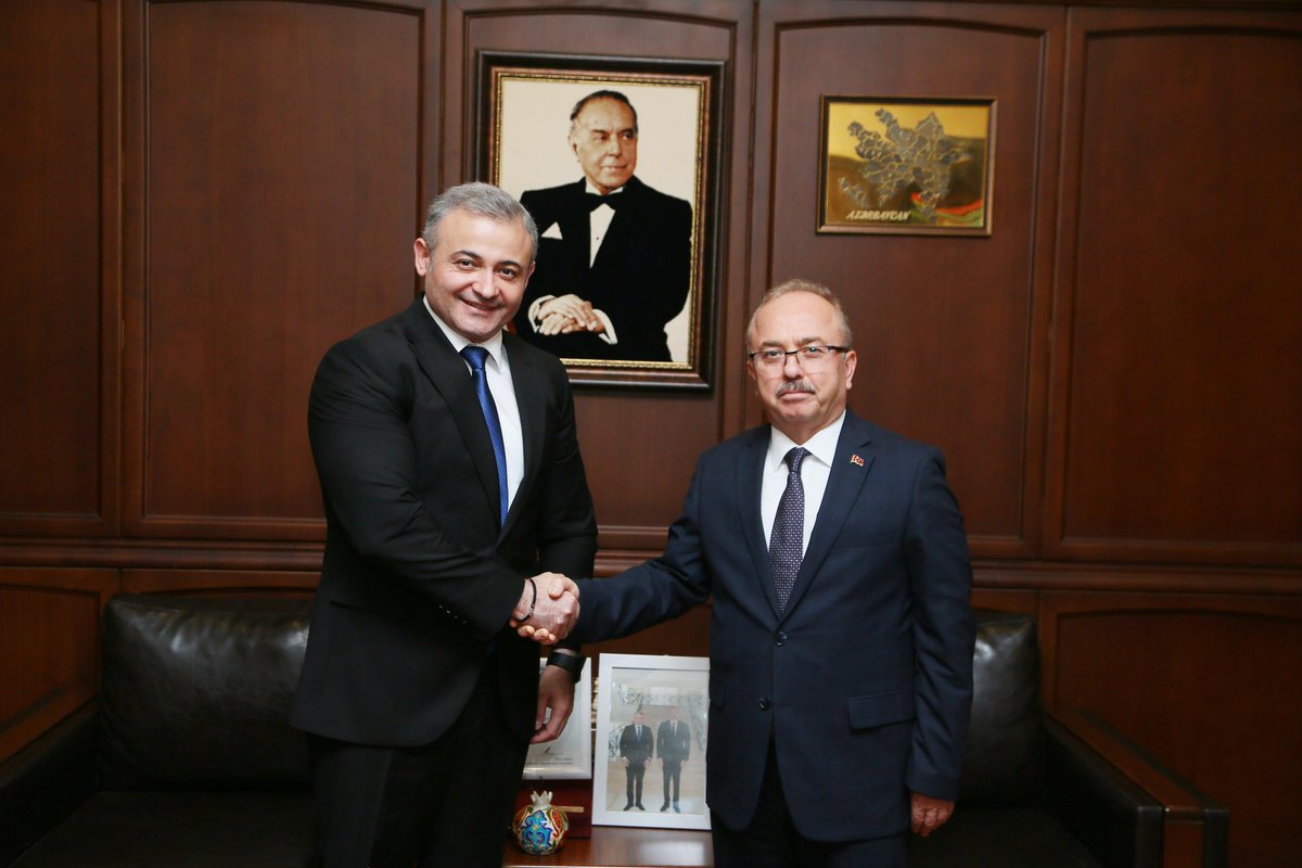 Türkiyənin Azərbaycandakı səfiri Birol Akgün “Azərbaycan Televiziya və Radio Verilişləri” QSC-nin sədri Rövşən Məmmədovla görüşüb.

Azərbaycan-Türkiyə qardaşlıq münasibətlərinin media sahəsindəki əhəmiyyətindən danışan səfir AzTV-nin media fəaliyyətini yüksək qiymətləndirib.