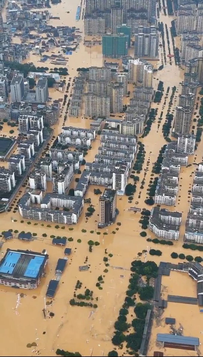 Хятадын Гуйжоу хотод түүхэнд байгаагүй хамгийн том үер буулаа.

Хятадын Гуйжоу мужийн Рунжян хотын Дулиу голын усны түвшин секундэд 11,400 шоо метр болж, хэвийн хэмжээнээс дээш 11 метрээр нэмэгджээ.