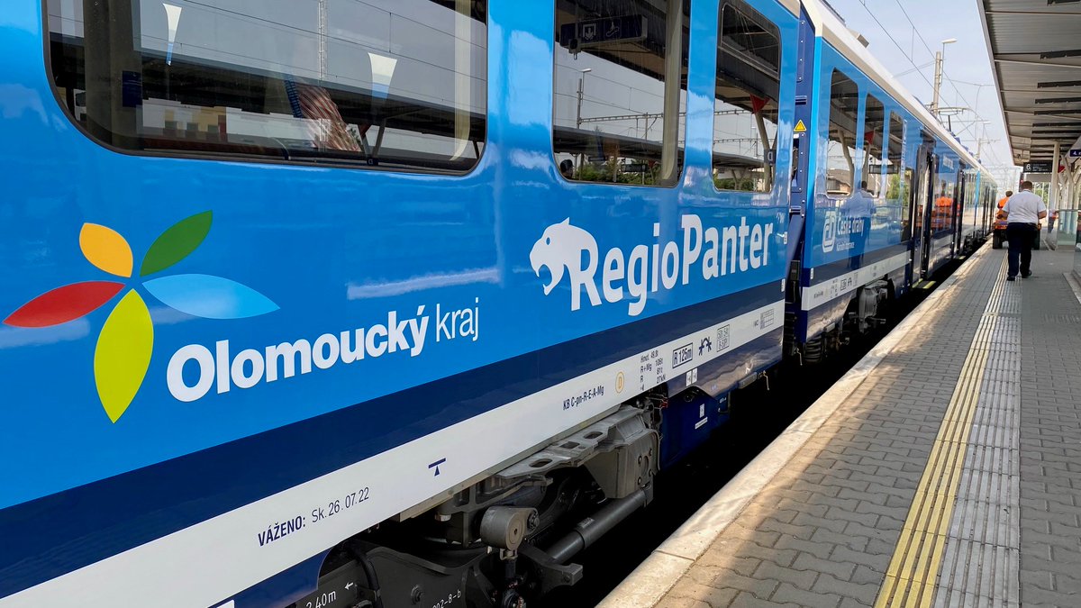 Michal Krapinec (@mkrapinec) on Twitter photo Přesně před rokem jsme dokončili největší modernizaci regionální železniční dopravy v Olomouckém kraji. Do pravidelného provozu tam vyjelo 27 zcela nových elektrických jednotek #RegioPanter od výrobce <a href="/SkodaGroupCZ/">Škoda Group CZ</a>. Jednotky už najezdily dohromady téměř 5,5 milionu kilometrů. To Přesně před rokem jsme dokončili největší modernizaci regionální železniční dopravy v Olomouckém kraji. Do pravidelného provozu tam vyjelo 27 zcela nových elektrických jednotek #RegioPanter od výrobce <a href="/SkodaGroupCZ/">Škoda Group CZ</a>. Jednotky už najezdily dohromady téměř 5,5 milionu kilometrů. To