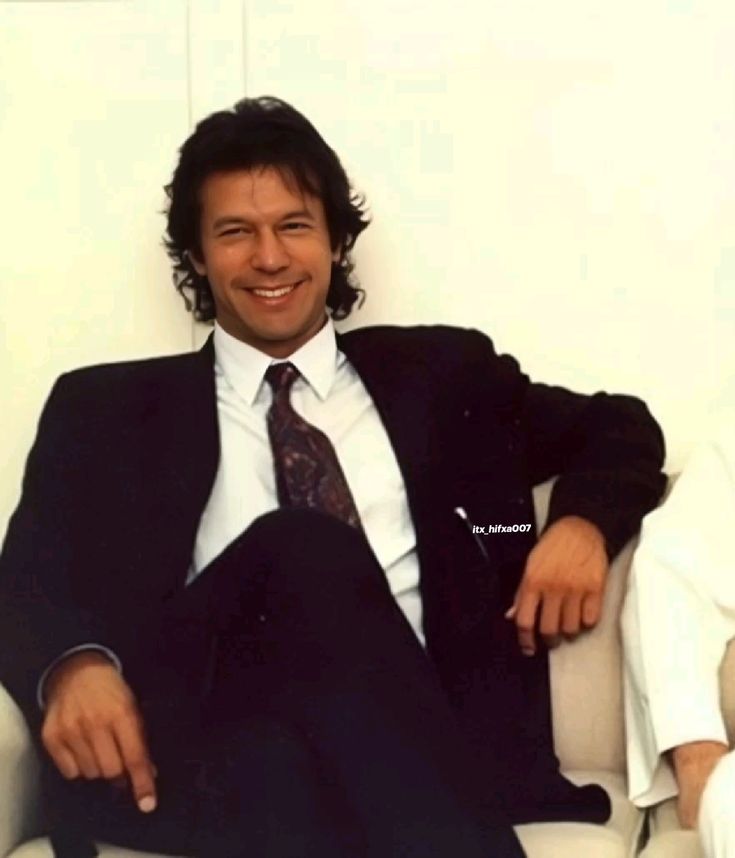 لشکربھی تمہارا ھے سردار بھی تمہارا ھے
تم جھوٹ کوسچ لکھ دو اخبار بھی تمہارا ھے

ان اندھیروں کا جگر چیر کے ایک نور آئیگا
تم ہو فرعون توموسٰی بھی ضرور آئیگا

#PTI_followers