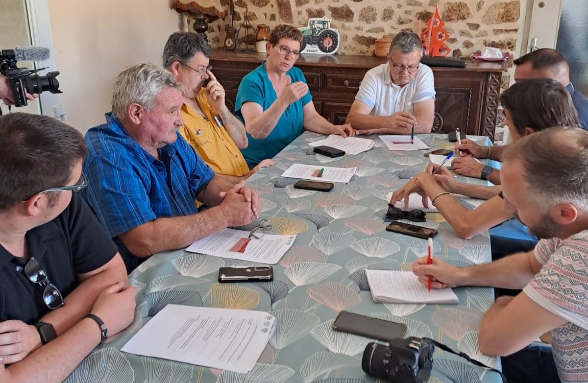 [#Syndical] Les représentants 🐔 de la <a href="/FRSEA_PDL/">FRSEA_PdeL</a>, <a href="/FRSEA_Bretagne/">FRSEA Bretagne</a> et #FRSEAcentrevaldeloire tiennent une conférence de presse en <a href="/lamayenne/">La Mayenne, le Département</a>, à Saint-Cyr-le-Gravelais. Ils alertent sur le manque de revalorisation du prix éleveur. #ceuxquivousnourrissent <a href="/CFA_Aviculteurs/">Aviculteurs De France 🐓🦃🐔🦆🐇🐣🥚</a> <a href="/FNSEA/">La FNSEA</a>