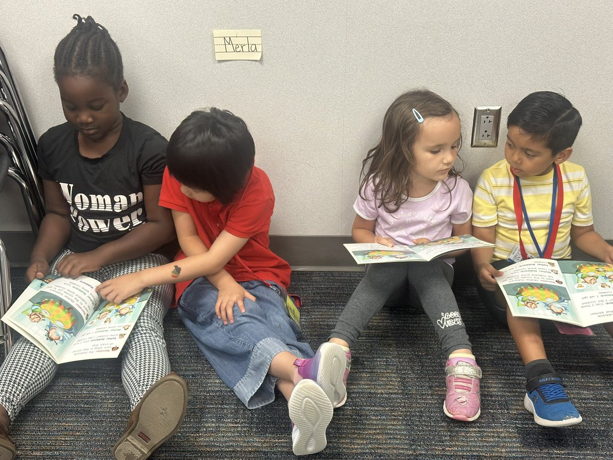 Claytons3rdKISD's tweet image. Rehearsing their scripts for Readers Theater 🎭 
#KatyISD #NEKSAT25 @J_Duddington @J_Liu321