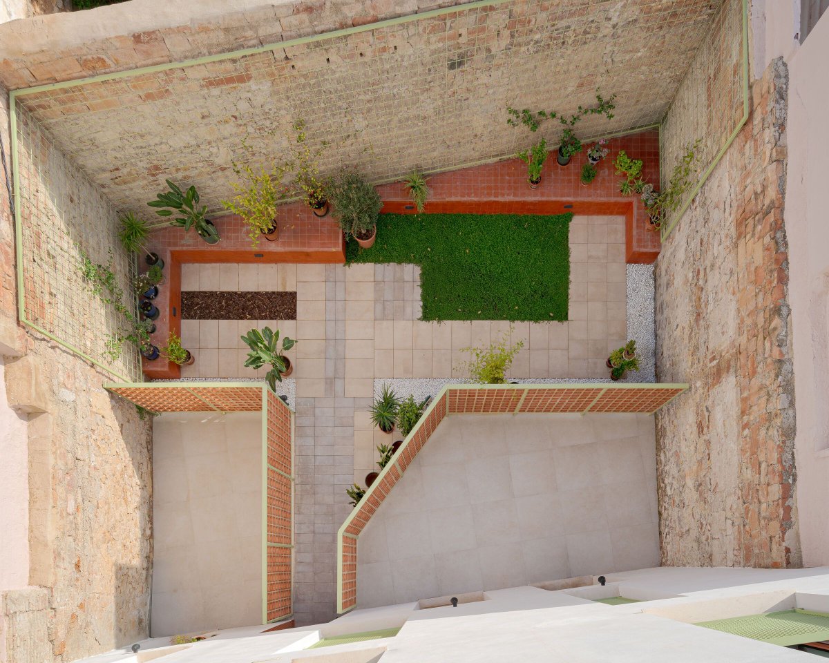 Archello's tweet photo. In Vélez-Málaga, MAZARÍ by endosdedos arquitectura reclaims the region’s ceramic heritage through brick facades and lattice sunshades made in local kilns.
https://t.co/B8T6n1tgan
#CeramicArchitecture #MaterialHeritage #BrickworkDesign https://t.co/jNlj5cHiyN