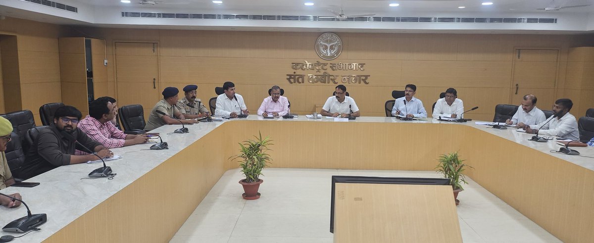 जिलाधिकारी महोदय की अध्यक्षता में नागरिक सुरक्षा कोर की स्थापना हेतु जनपद स्तर पर ऑफिसर कमांडिंग की बैठक आयोजित हुई l नागरिक सुरक्षा के सेवाओं के गठन की प्रक्रिया, नागरिक सुरक्षा कोर की स्थापना में वार्डन के रूप में नियुक्ति किए जाने हेतु शासन द्वारा दिए गए निर्देश के क्रम में