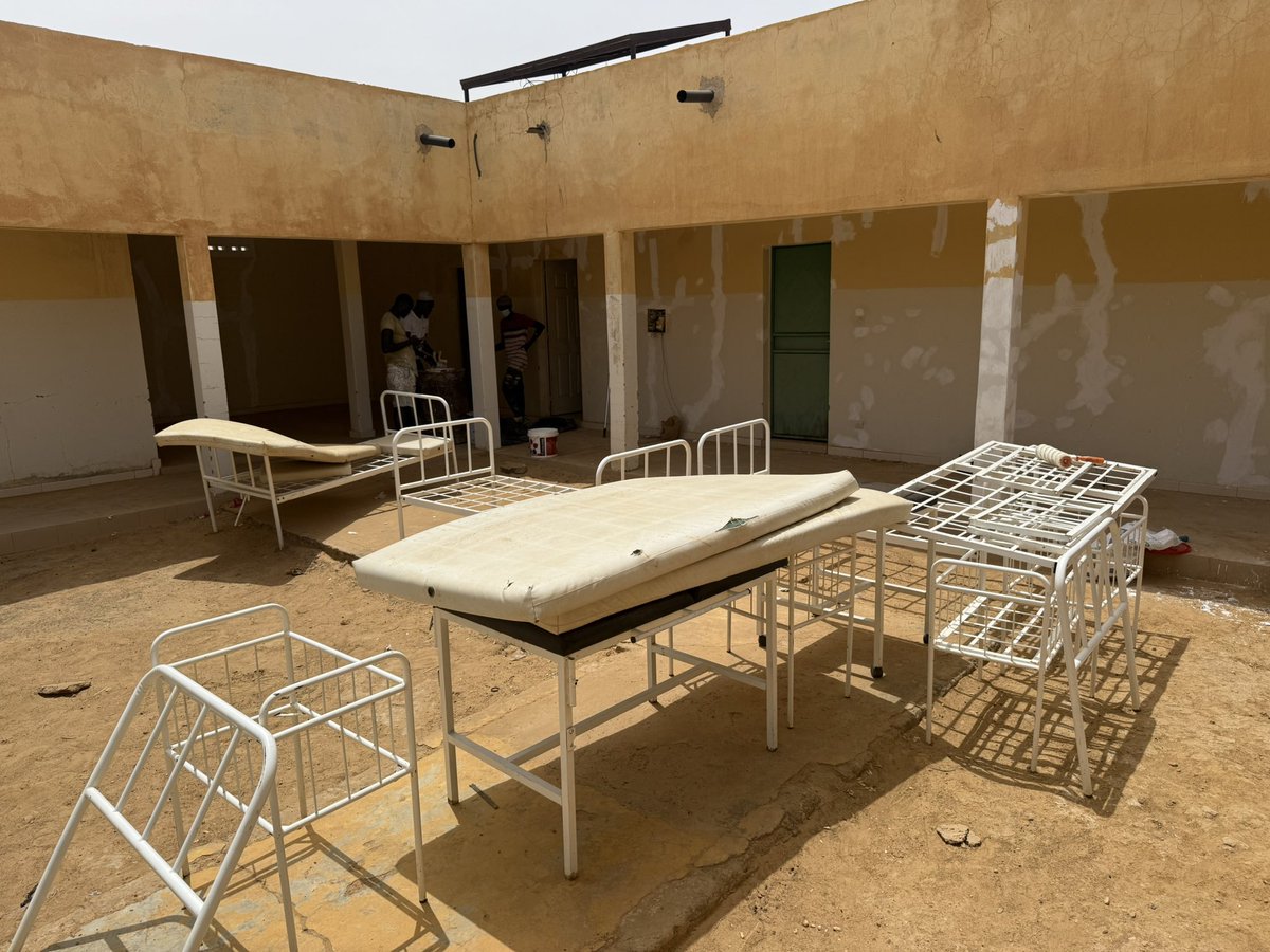 Niintche's tweet photo. Début des travaux de rénovation de la maternité de Ando.
Nous allons remettre à neuve la maternité.
Les femmes en priorité pourront revenir faire leurs soins dans le minimum de confort. Elles accouchent à domicile.
Une citoyenneté active au service des communautés 🇸🇳
#AmalNjariñAskanWi
#Deurkiss