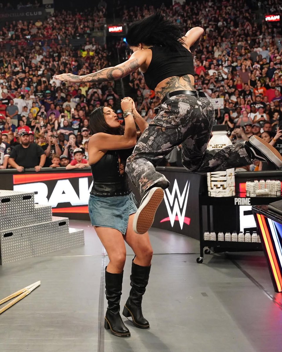 Is it a bird?
Is it a plane?

No, it's Rhea Bloody Ripley 👹🪽