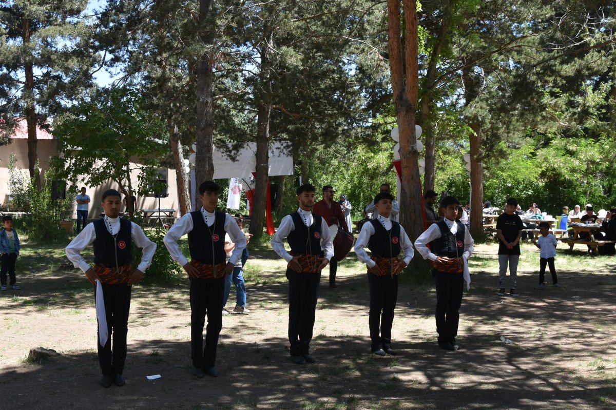 VAKIF GELENEĞİ YAŞATILIYOR!

Valide Sultan Kethüdası Yusuf Ağa Vakfı’nın hayır şartıyla düzenlenen piknikte bar oyunları, yüz boyama, yemek ve meyve ikramı yapıldı.

Programa Vali Mustafa Çiftçi, Vali Yardımcısı Mustafa Berk Çelik, İl Müdürümüz ve birçok protokol üyesi katıldı.