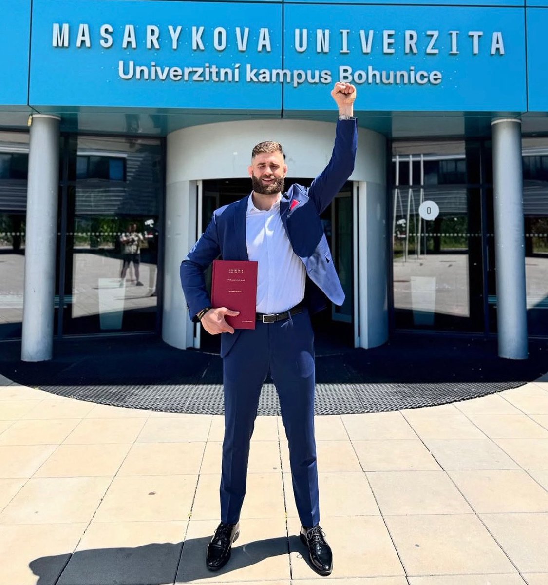 Univerzitní hokej (@unihokej) on Twitter photo Šampion nejen v kleci, ale i ve škole. 🥊🎓 Gratulace <a href="/jiri_bjp/">Jiri BJP Prochazka</a> k úspěšnému dokončení studia na <a href="/muni_cz/">Masarykova univerzita</a> ! 💥
RESPEKT! 🥷🙏🏻 Šampion nejen v kleci, ale i ve škole. 🥊🎓 Gratulace <a href="/jiri_bjp/">Jiri BJP Prochazka</a> k úspěšnému dokončení studia na <a href="/muni_cz/">Masarykova univerzita</a> ! 💥
RESPEKT! 🥷🙏🏻