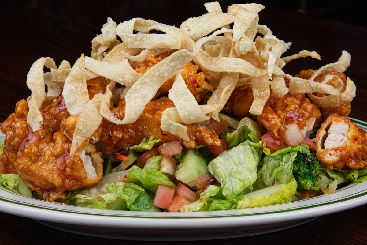 Summer is for the Salads 😎🥗 Try our new Cha Cha Chicken Salad 💃 or Crunchy Asian Chicken Salad today 🐔
.
.
.
.
#chachachickensalad #crunchyasiansalad #newdish #saladentrees #noboringsalads #healthyanddelicious