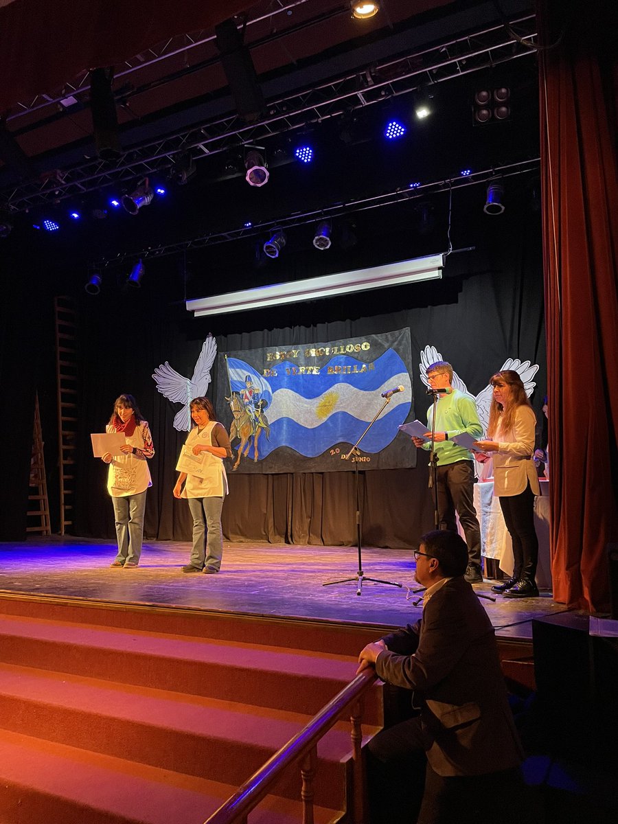 El pasado 20 de junio los estudiantes de 4to grado hicieron la promesa de lealtad a la Bandera Nacional y Provincial. Con emoción y orgullo, dijeron “sí, prometo” en un acto lleno de sentido, junto a familias, docentes y toda la comunidad. ¡Felicitaciones! 🇦🇷💙