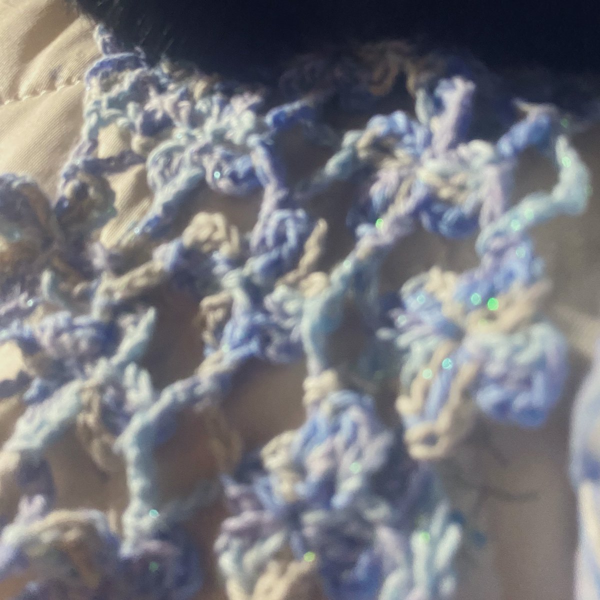 ハマナカラメのオーロラと引き揃えて編み直してるけど可愛いー🥰
これはオフショルダーのスリーブにする予定です🫶🏻︎💕︎︎

写真撮ってたら絶対写りこみたいマンがやってくる🐈‍⬛⸒⸒⸒⸒🐾