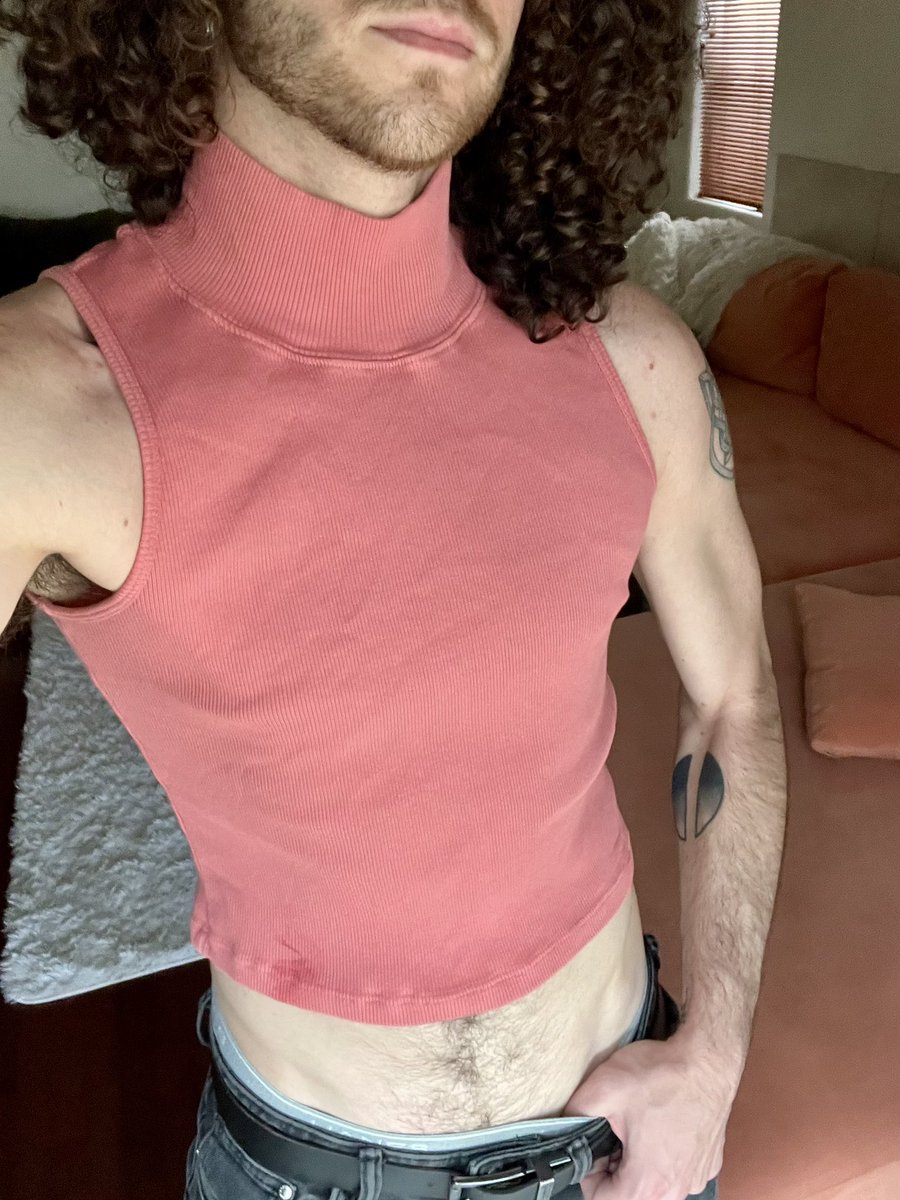 TheCurlyOtter's tweet photo. I still need more crop tops. https://t.co/CMkvW0VY6w
