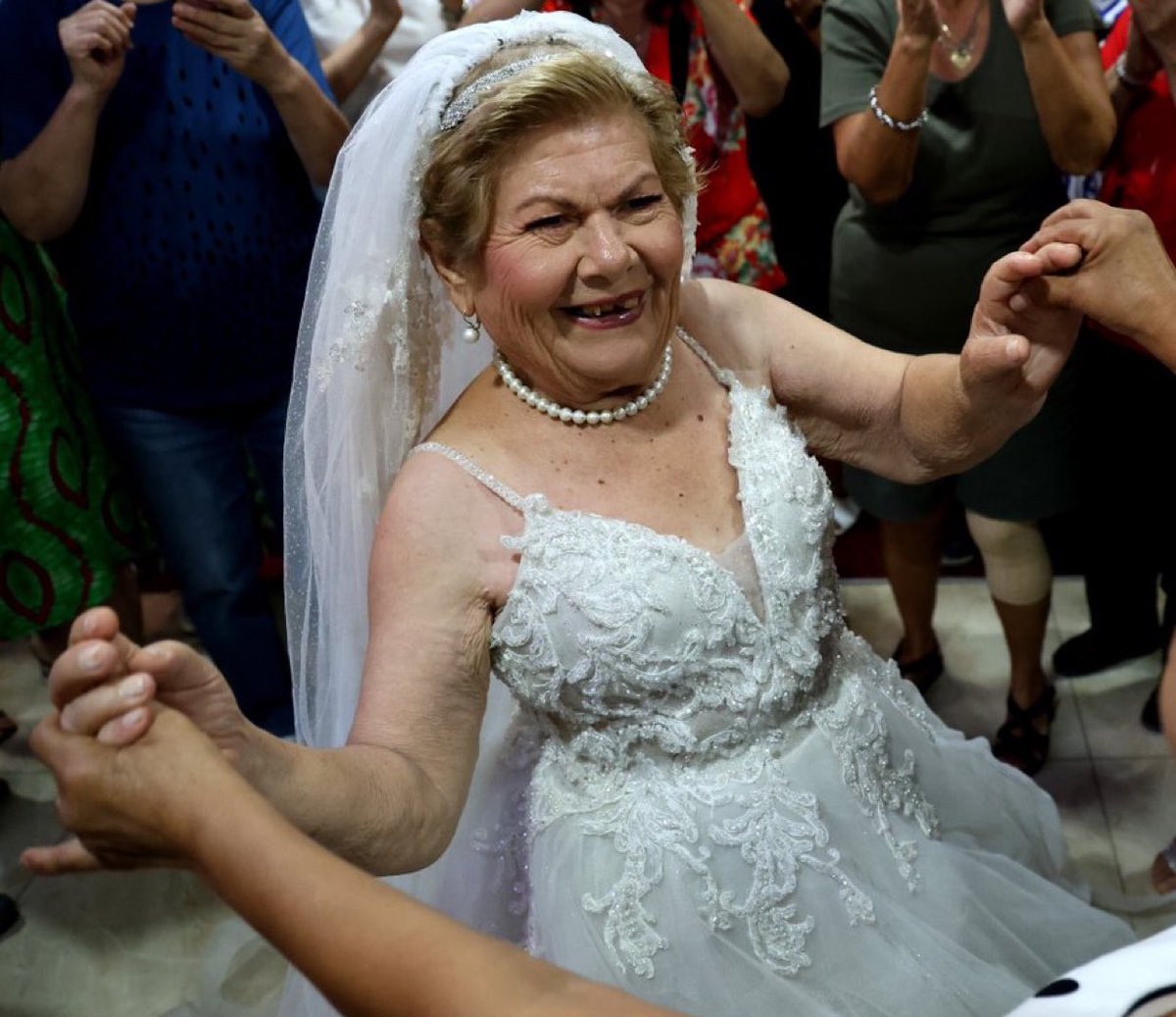 Adana'da geçen yıl damatsız düğün yapan 83 yaşındaki Sümbül Topbaş, Çukurova Devlet Hastanesi civarında çalılıklarda ölü bulundu.