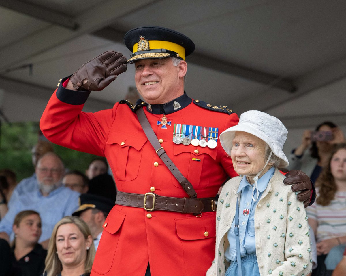 rcmpgrcpolice's tweet image. 97-year-old Joyce Crook had one wish: to see the RCMP Musical Ride Sunset Ceremonies. Last year @CommrRCMPGRC made it happen, inviting her to watch by his side, creating memories to last a lifetime. Listen to her story:
ow.ly/4TPX50Wfna9
#RCMPGazette