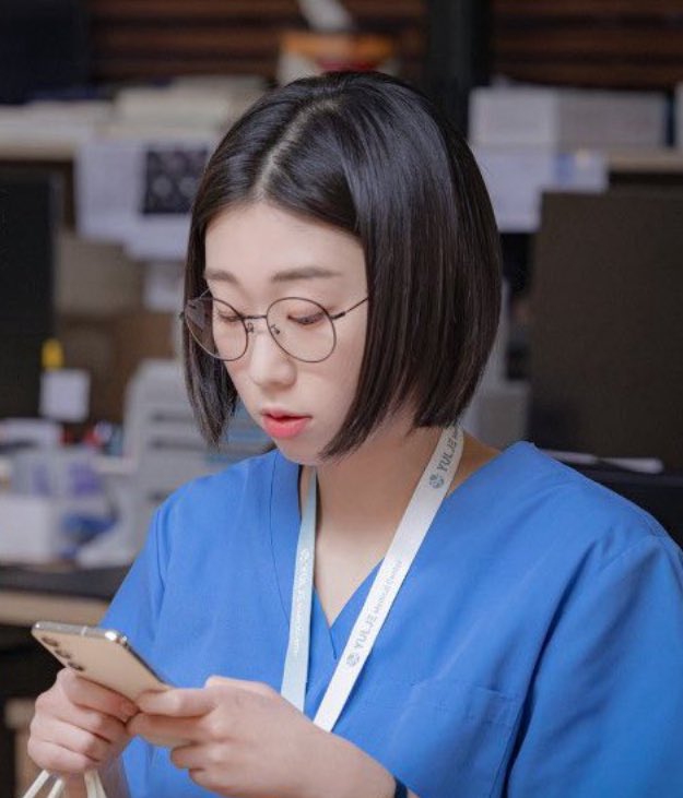 완전 오프날 사비 데릴러 오는 엄재일 무드
-사비사비 끝났어?
-응 이제 옷 갈아입고 가려고
-그래? 그럼 나 1층에서 기다린다~
-뭐야 병원 왔어??
-응~ 우리 사비 데릴러 왔지~
-알겠어 내려갈게
카톡 마치고 사비도 좋아가지고 웃으면서 갈 준비 할거 같아.. 그리고 재일이 만나면 뽀뽀해줄거 같아..