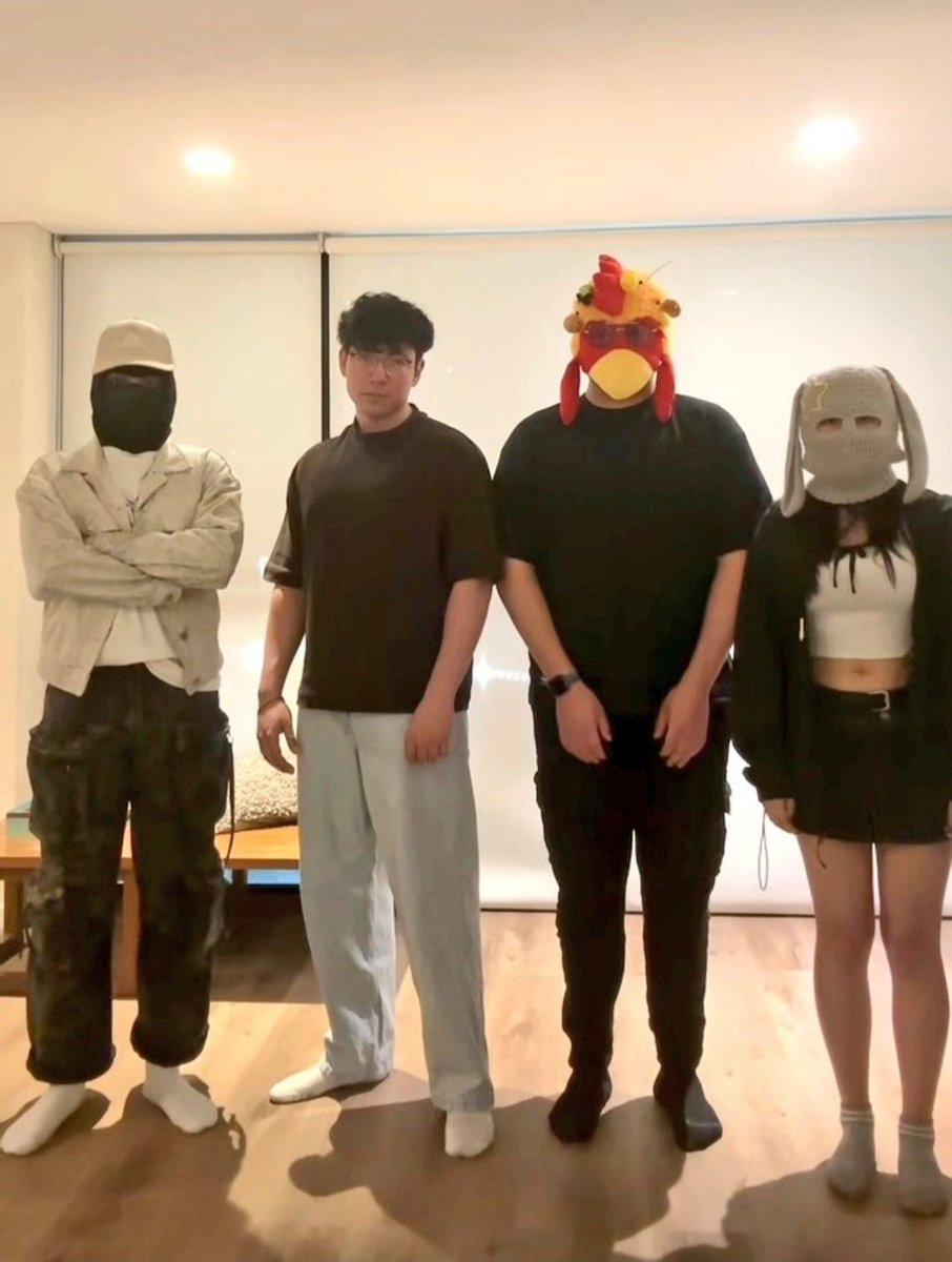 Yo y los panas esperando a que la maestra termine de destruir nuestra exposición