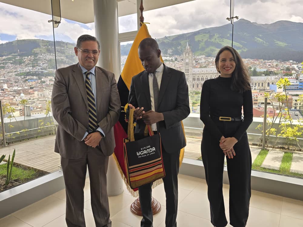 mugarra's tweet image. While on a bench marking trip to Ecaudor, we were hosted by the Ecaudorian Minister of Tourism @MateoEstrella and culture @RominaMProcel. There would be no better country from which to benchmark the Equator than one whose name originates from the Equator itself.