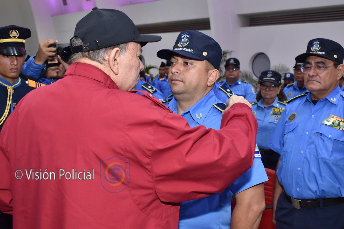 #Nicaragua 

La Presidencia de la República presidió el acto de Ascensos en Grados Policiales de 4️⃣ Comisionados Generales, en saludo al 89 Aniv del natalicio del Cmte Carlos Fonseca Amador ♥️🖤

Oficiales que juraron servirle fielmente a la Patria 👮

#JuntoALaComunidad