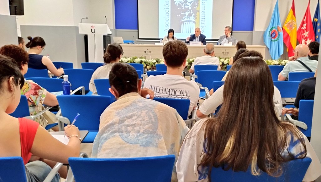Clausuramos nuestro #cursodeveranoAPP2025 con el secretario de Estado de Relaciones con las Cortes, Rafael Simancas. Un año más, agradecemos  a la @URJC y a todos los alumnos que nos han acompañado, su disposición y su participación.