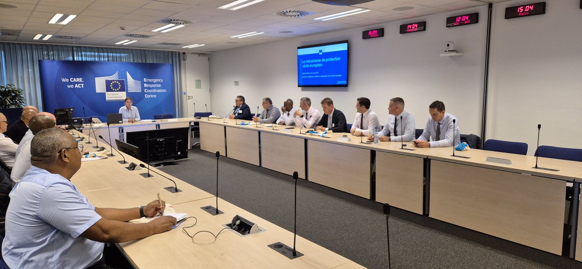 ESD_ENSOSP's tweet photo. Début de semaine européen.
Au programme accueil au #ParlementEuropéen par le député  @GregoryAllione et la @eu_echo de la @UEFrance par la colonelle HC
Claire Kowalewski.
L'occasion de discuter DETT, directive engagement citoyen et mécanisme de protection civil  européen #MPCU. https://t.co/uxFPAg8rBL