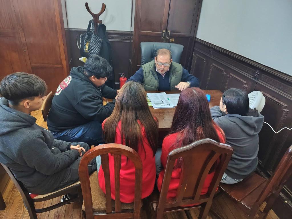 juanjo_castro's tweet photo. ESCUELA SECUNDARIA N°7
"DOMINGO FAUSTINO SARMIENTO"

Agradezco al Director #AngelGatica la invitación a mantener un encuentro con estudiantes que participan en el programa municipal, concejales del futuro.
Vamos a seguir profundizando estos encuentros en cada escuela para contribuir con nuestra experiencia y aportar una mirada positiva.

@Kicillofok @juanjo_castro
#PasiónPorSanMiguel