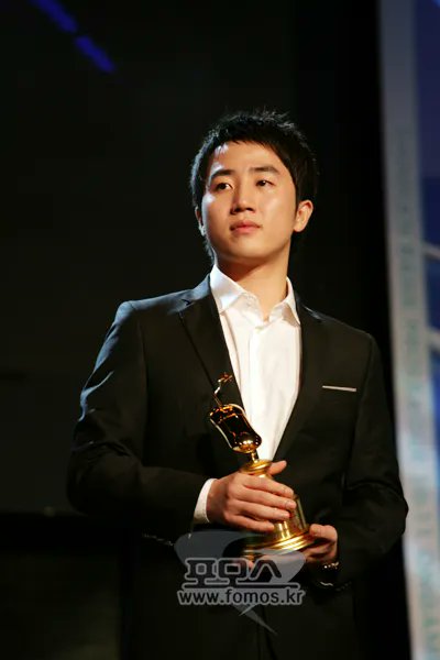 은퇴식 때 그동안 KT와 이스포츠에 헌신한 홍진호에게 골든마우스를 선물한 거 진짜 낭만이고 감동임
정규리그 우승은 없었지만 홍진호의 프로게이머 인생이 그만큼 값진 것이었음을 보여주는 상징인 것 같아서 🥹

'우리는 홍진호를 영원히 기억할 것입니다'