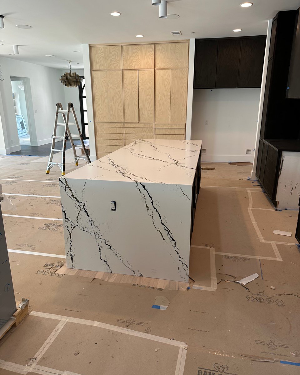 DesignHouse_DFW's tweet image. Bold veining. Perfect symmetry. Flawless detail.
This island doesn’t just make a statement—it is the statement. 🖤
#StonemeyerGranite  #KitchenInspo #DFWDesign