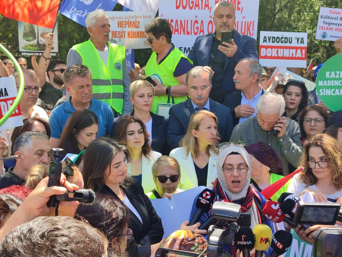 DEMParti_TBMM's tweet image. Milletvekillerimizle Meclis kapısı önünde zeytinliklerini savunan köylülerle açıklama yaptık. Zeytinlikleri ranta ve talana açan yasaya karşı halkın direnişi meşrudur, haklıdır.
Bu düzenleme yalnızca doğayı değil, bin yıllık üretim kültürünü de tehdit ediyor. Yaşam alanlarını…
