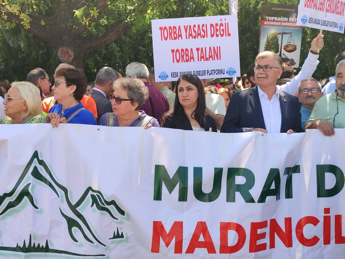 DEMParti_TBMM's tweet image. Milletvekillerimizle Meclis kapısı önünde zeytinliklerini savunan köylülerle açıklama yaptık. Zeytinlikleri ranta ve talana açan yasaya karşı halkın direnişi meşrudur, haklıdır.
Bu düzenleme yalnızca doğayı değil, bin yıllık üretim kültürünü de tehdit ediyor. Yaşam alanlarını…