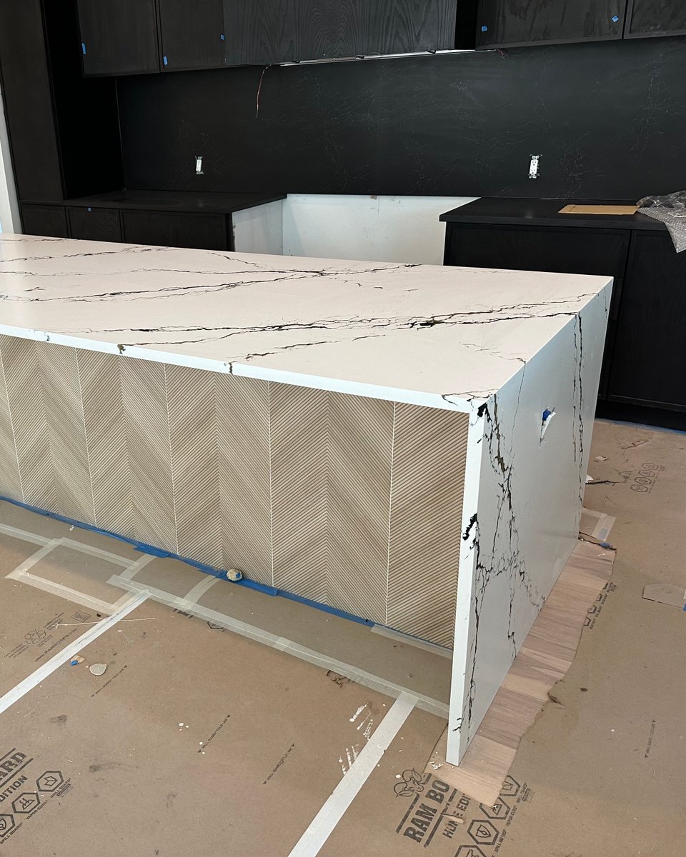 DesignHouse_DFW's tweet image. Bold veining. Perfect symmetry. Flawless detail.
This island doesn’t just make a statement—it is the statement. 🖤
#StonemeyerGranite  #KitchenInspo #DFWDesign