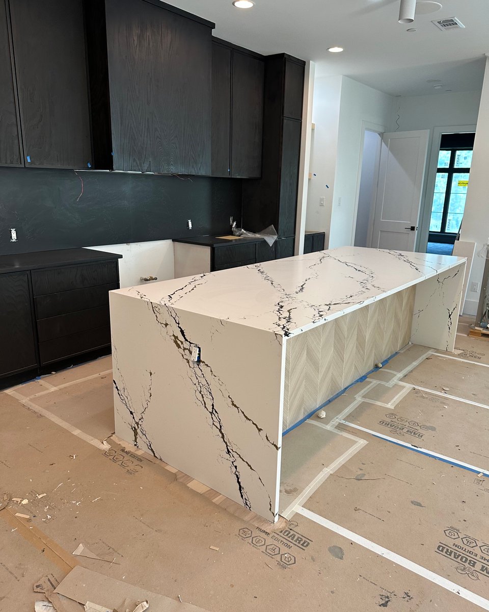 DesignHouse_DFW's tweet image. Bold veining. Perfect symmetry. Flawless detail.
This island doesn’t just make a statement—it is the statement. 🖤
#StonemeyerGranite  #KitchenInspo #DFWDesign