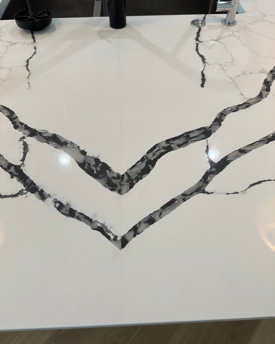 DesignHouse_DFW's tweet image. Bold veining. Perfect symmetry. Flawless detail.
This island doesn’t just make a statement—it is the statement. 🖤
#StonemeyerGranite  #KitchenInspo #DFWDesign