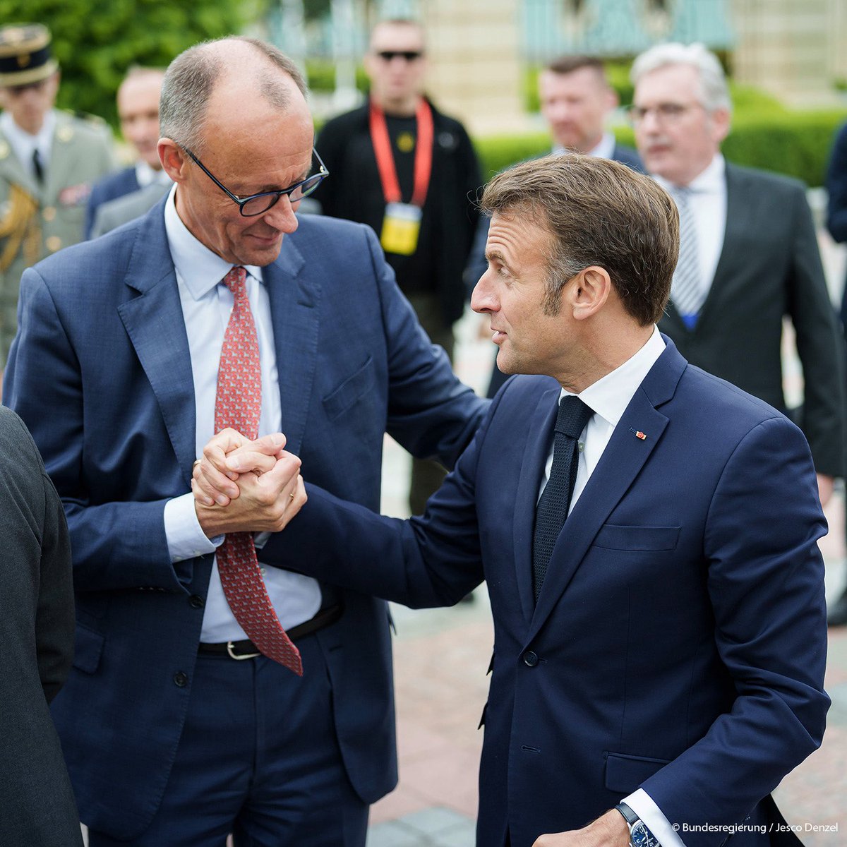 Bundeskanzler Friedrich Merz (@bundeskanzler) on Twitter photo Wir stehen in Einigkeit und Stärke zusammen, um unsere gemeinsamen Werte sowie die Freiheit und Sicherheit unserer Bürgerinnen und Bürger zu verteidigen – das haben Präsident <a href="/EmmanuelMacron/">Emmanuel Macron</a> und ich in einem Gastbeitrag in der @ft geschrieben. 1/4 Wir stehen in Einigkeit und Stärke zusammen, um unsere gemeinsamen Werte sowie die Freiheit und Sicherheit unserer Bürgerinnen und Bürger zu verteidigen – das haben Präsident <a href="/EmmanuelMacron/">Emmanuel Macron</a> und ich in einem Gastbeitrag in der @ft geschrieben. 1/4