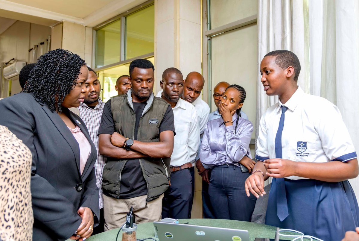 NomaMhlanga's tweet photo. Today, I had the honor to hand over smartphones to farmer cooperatives under @FAORwandaโs Fostering Digital Villages initiative, supporting the adoption of digital solutions for smarter, more inclusive agri-food systems in Rwanda.
#FDIVI https://t.co/mtVZeVbNCU