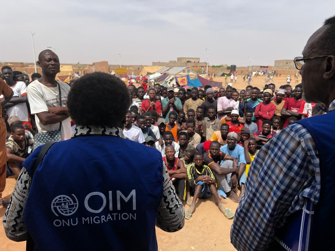 📍Agadez | Ce 24 juin, une séance de sensibilisation s’est tenue au site humanitaire sur le retour volontaire sans réintégration pour les migrants nigérians.  

🤝 Autorités locales, représentants communautaires et OIM mobilisés.  

✅ Le profilage est en cours pour les départs.