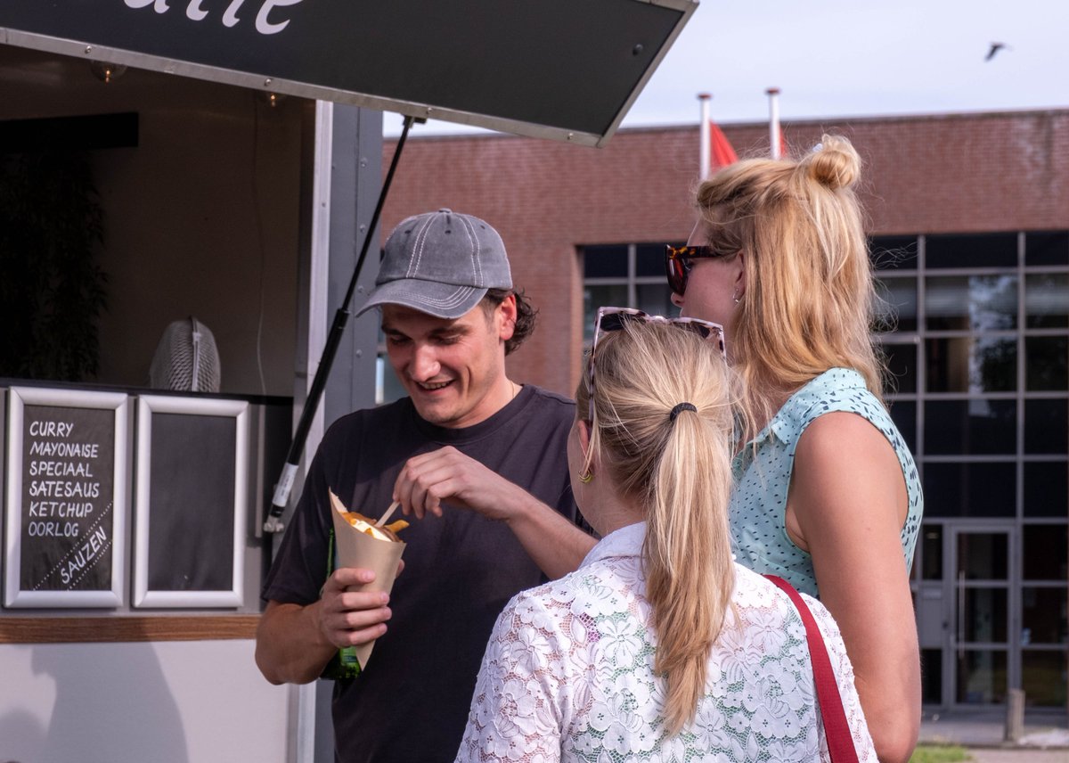 vmd_nl's tweet photo. CHEERS || #summer mode: ON ☀️

Vorige week sloten we de week af met crew, familie &amp; friends. Foodtruck? Check. Sangria? In overvloed. Springkussen? Fanatiek getest (door jong én iets minder jong). Een borrel met veel blije gezichten en vooral: samen genieten 🍻

#wetellstories https://t.co/PkGC0FKU8c