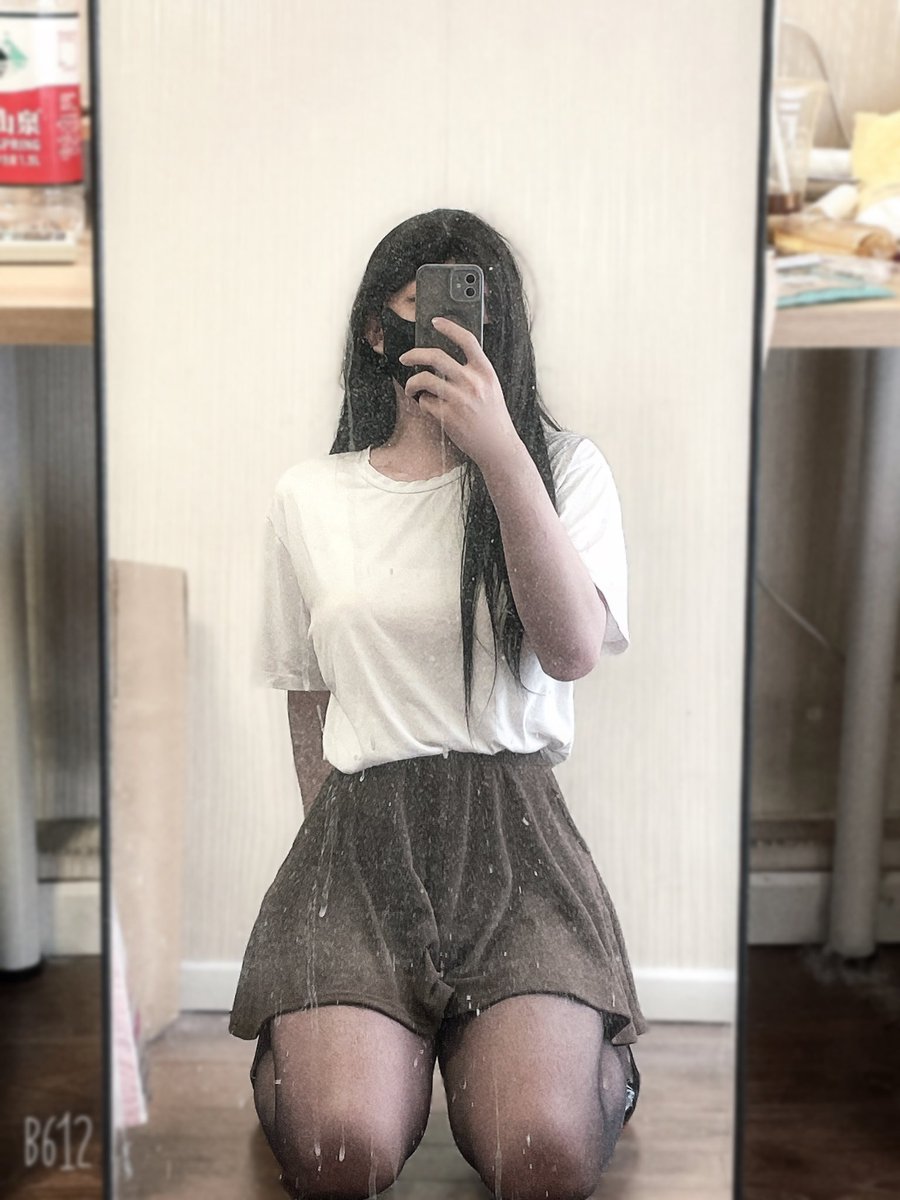 这件白t都准备扔掉了，男装穿丑的一p，换上女装搭配上小裙子突然感觉不一样了啧啧啧，我爱女装，女装太好玩了嘻嘻