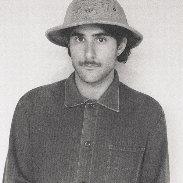 paramorebrasil's tweet photo. Em comunicado à imprensa, Zac Farro explicou a letra de 'My My', o primeiro single do álbum Operator, já disponível nas plataformas digitais: 

"É uma música pessoal sobre testemunhar uma pessoa que eu amo tentando deixar ir uma pessoa por quem ainda sente muito carinho. Aquele tipo de dor silenciosa. Essa música carrega muito peso e capta momentos de reflexão e processamento que permeiam todo o álbum."