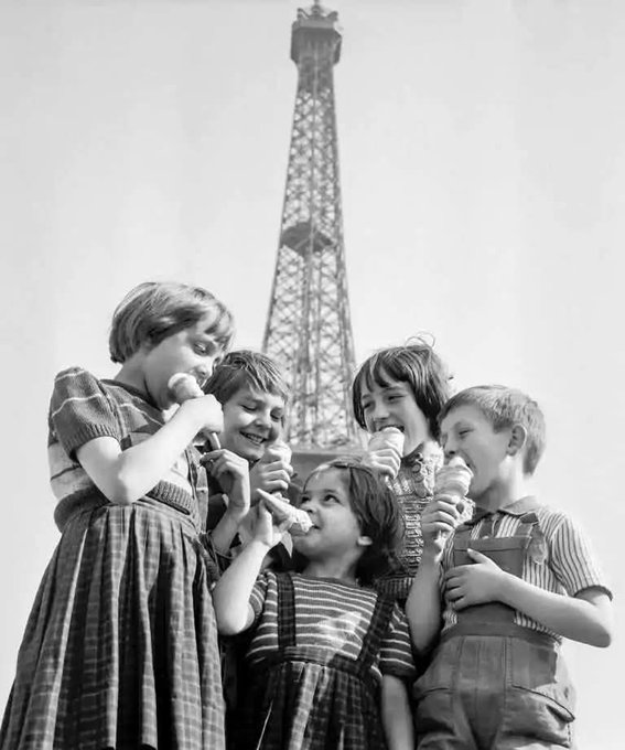 ThierryTout's tweet image. PARIS DANS LES ANNÉES 1950 🇫🇷
Quand des enfants dégustaient des glaces aux pieds de la Tour Eiffel.
Déjà une autre France...🧐