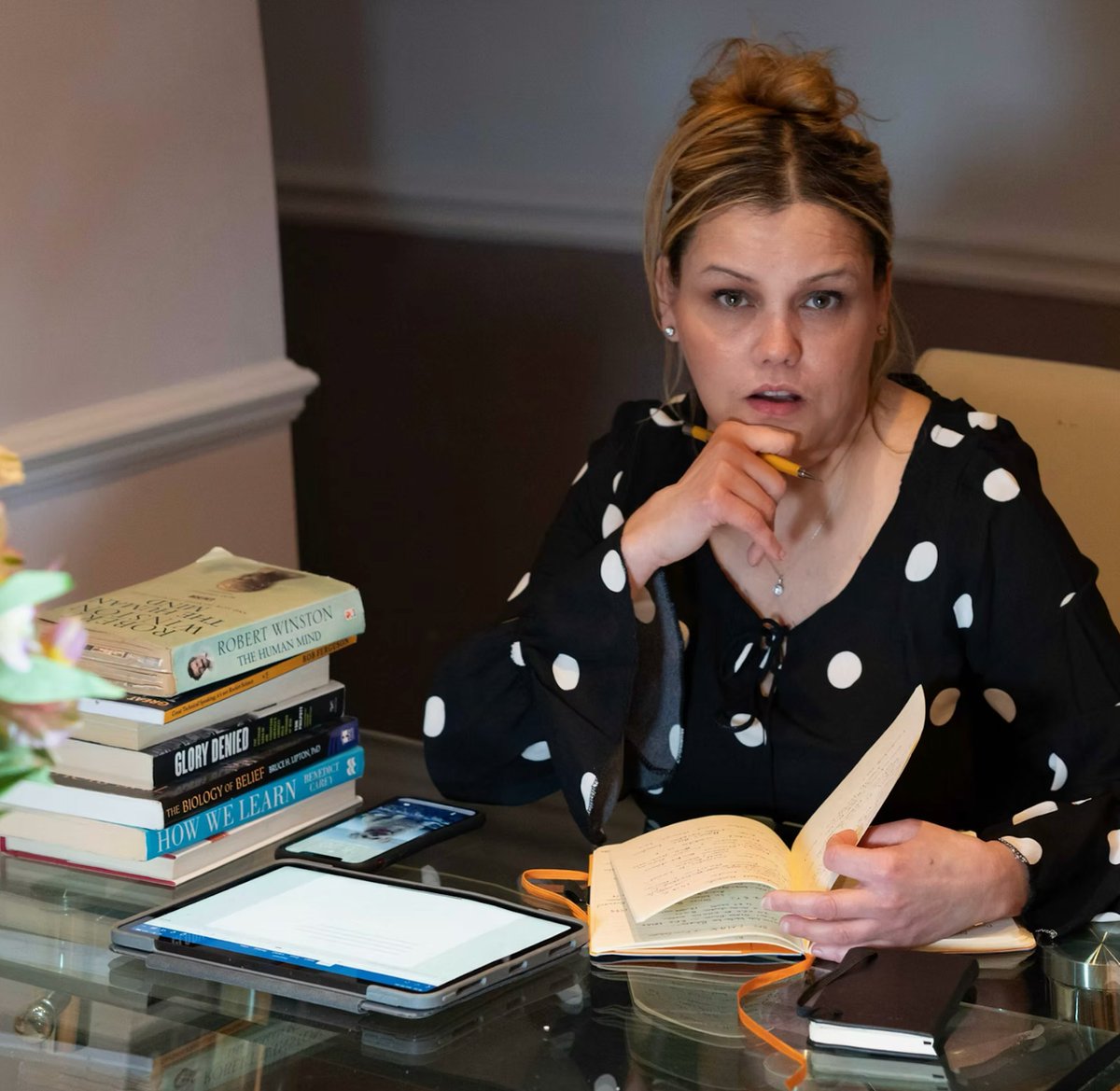 JillianHaslam's tweet photo. Behind every clear speaker is a cluttered desk, a full notebook, and hours of rewrites.
Mastery is quiet, unglamorous work.
#Leadership #DeepWork #WomenWhoLead #JillianHaslam https://t.co/CAutJAqb2u