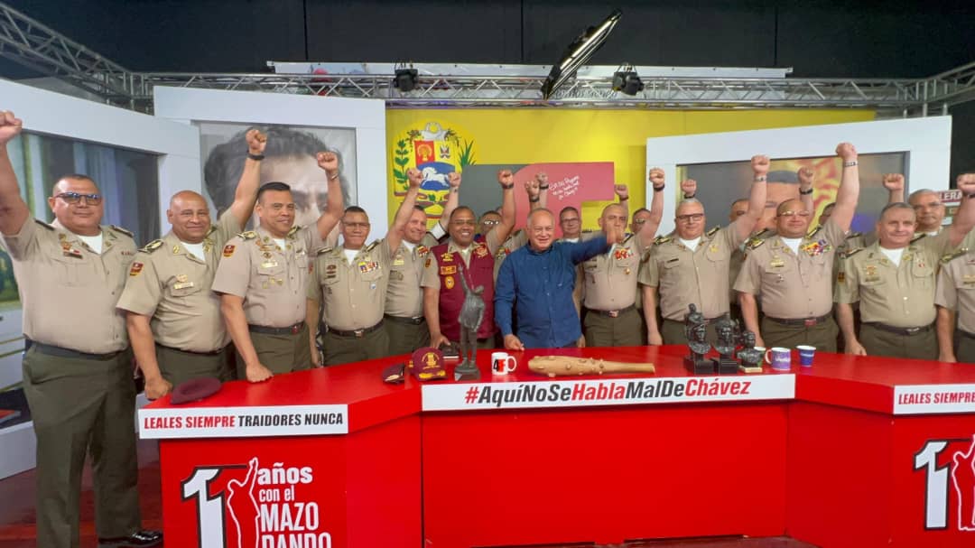JosefinaAlvar90's tweet photo. Todos absolutamente TODOS los individuos que aparecen en esa foto disfrazados de "generales" saben que diosdado se robó por lo menos 7500 millones de dólares, que es un narcotraficante y un asesino,intentan  justificarse con una falsa ideología, son simples delincuentes https://t.co/YuhMRaQ8eD
