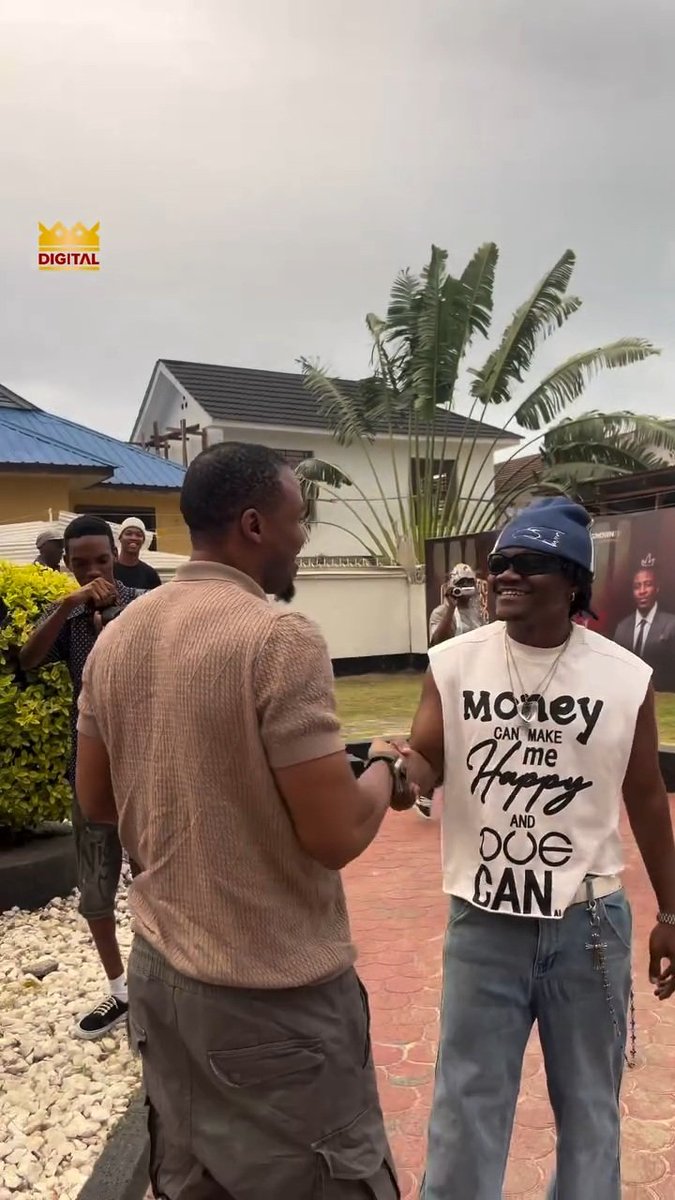Mbosso alivyokutana na Alikiba,

Wakati anaenda Crown media kwa ajili ya Media tour.

Sio hivyo tu,

Salim Kikeke alikuwa ofisini kwake ikabidi atoke aje studio baada ya kusikia Pawa inapigwa na Mbosso yupo studio za Crown

Video kwa Comments 👇