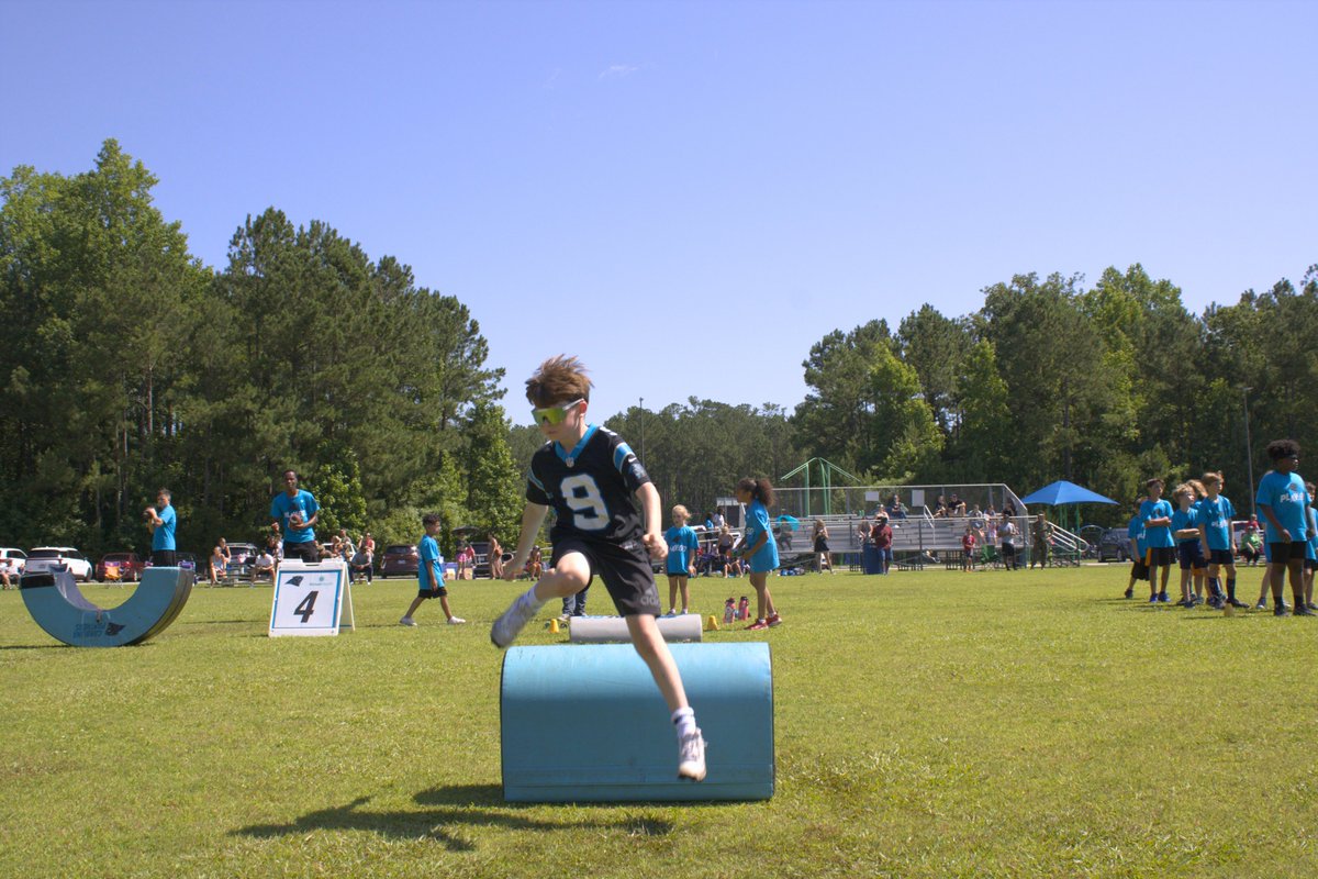 PanthersCR's tweet image. The Panthers and USO of North Carolina brought a #Play60 Camp to military families at Camp Lejeune! Thank you to all of the Marines who made the day one to remember for the kids. @USOofNC | #SaluteToService 🏈