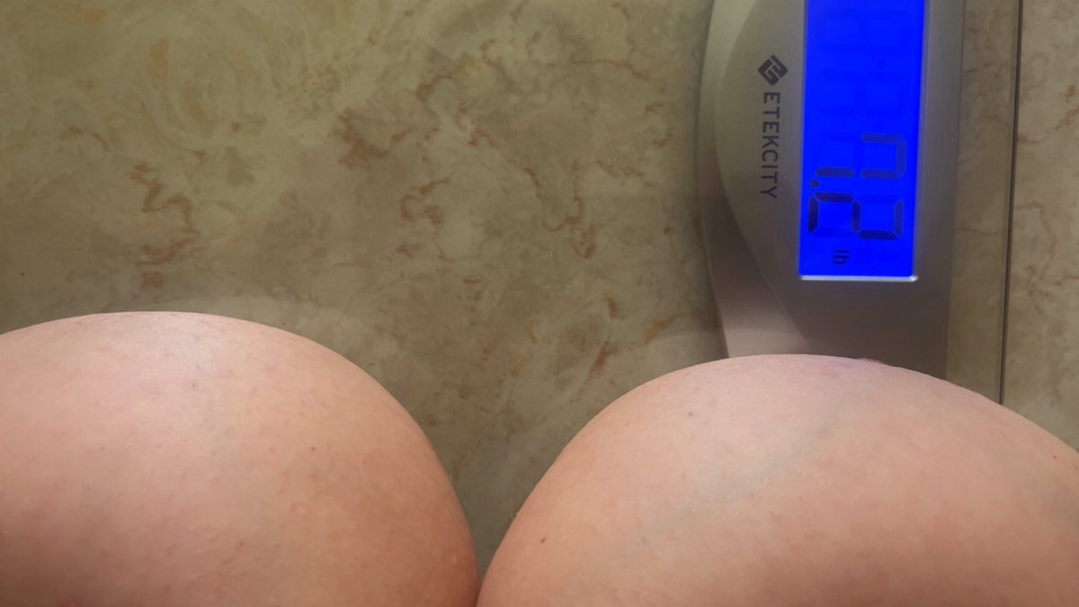 _jennatural's tweet photo. How are yall getting these tiny ass scales https://t.co/uhvlufilG2