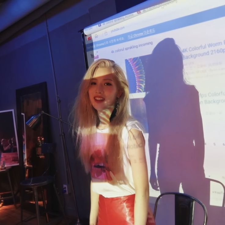 fromeme_9's tweet photo. kim lip was given a projector, one search of a 4k video on youtube, a dream, and that's all it took for her to make herstory https://t.co/hN6JuYpaIP